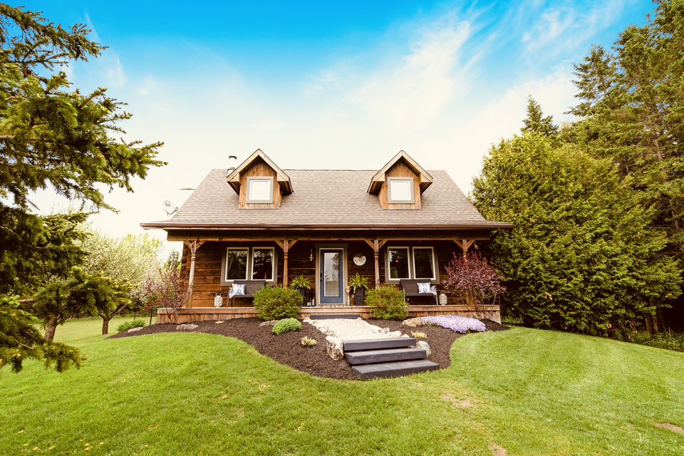 Manicured lawn and front garden landscaping at a country cottage in Dufferin County